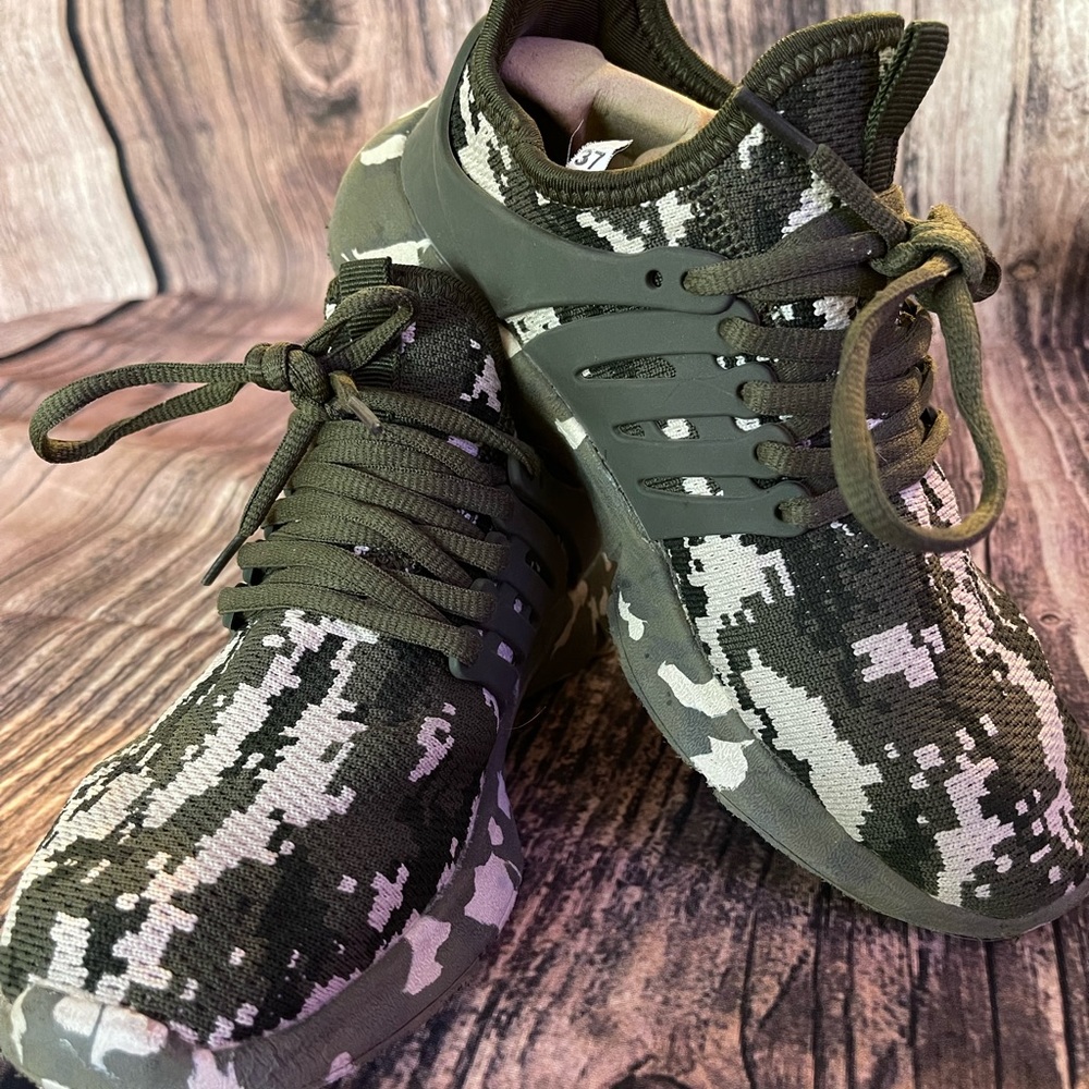 Boys Green Camo Sneakers Size 37